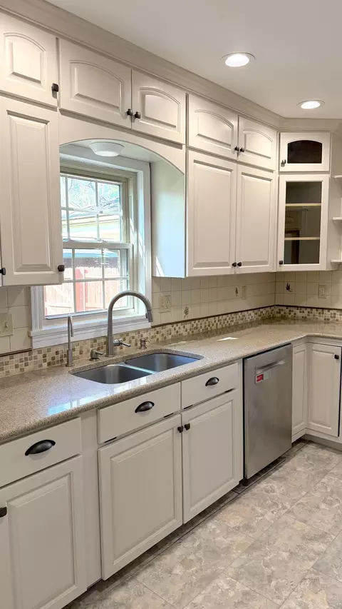 Kitchen - 926 E University St, Springfield, MO 65807 photo 2 of 6