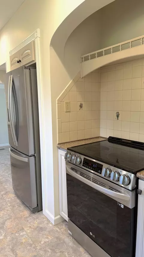 Kitchen - 926 E University St, Springfield, MO 65807 photo 1 of 6