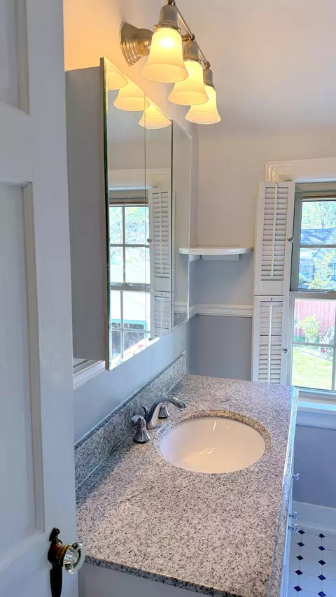 Bath - 926 E University St, Springfield, MO 65807 photo 4 of 4