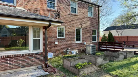 Exterior - 926 E University St, Springfield, MO 65807 photo 17 of 29
