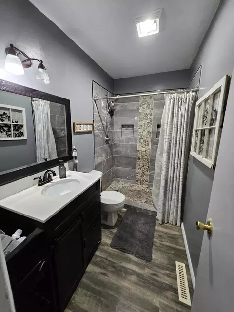 Bath - 2648 N Howard Ave, Springfield, MO 65803 photo 1 of 1