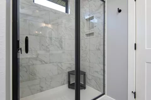 Bath - 6085 S Maryland Ave, Springfield, MO 65810 photo 1 of 4