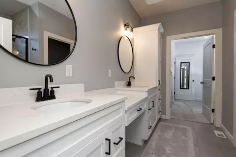 Bath - 6085 S Maryland Ave, Springfield, MO 65810 photo 2 of 4