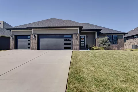 Exterior - 6085 S Maryland Ave, Springfield, MO 65810 photo 5 of 8