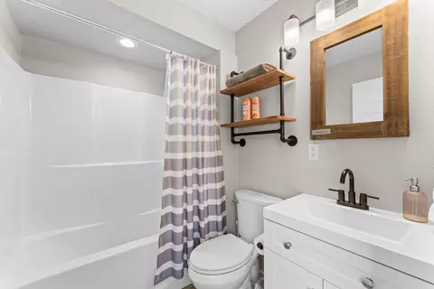 Bath - 272 Cave Ln, Branson, MO 65615 photo 2 of 4