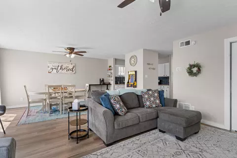 Living - 272 Cave Ln, Branson, MO 65615 photo 4 of 5