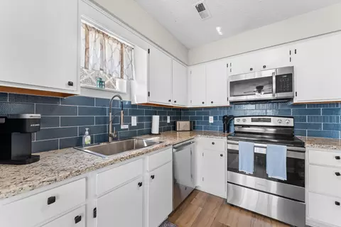 Kitchen - 272 Cave Ln, Branson, MO 65615 photo 2 of 5