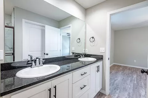Bath - 2644 N Prospect Ave, Springfield, MO 65803 photo 4 of 5