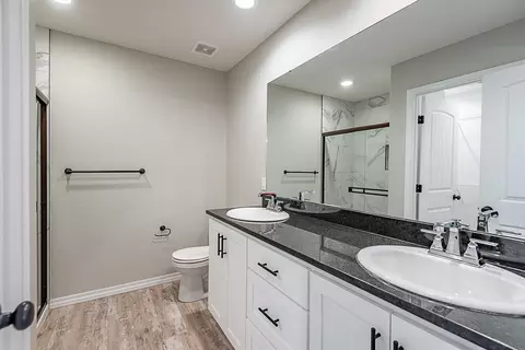 Bath - 2644 N Prospect Ave, Springfield, MO 65803 photo 2 of 5