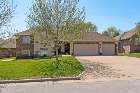 1545 N Oakfair Pl, Springfield, MO 65802