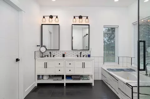 Bath - 7990 E Farm Road 116, Strafford, MO 65757 photo 1 of 7