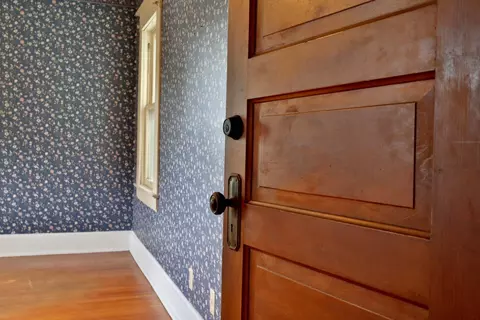 Entry Way - 317 E Glenwood St, Springfield, MO 65807 photo 5 of 7