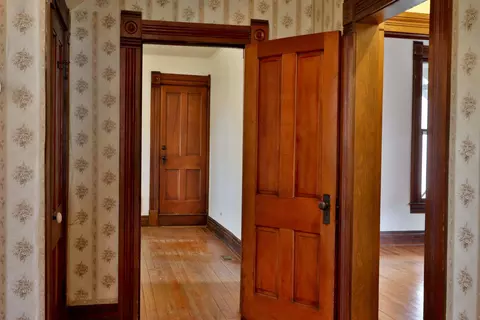 Entry Way - 317 E Glenwood St, Springfield, MO 65807 photo 4 of 7