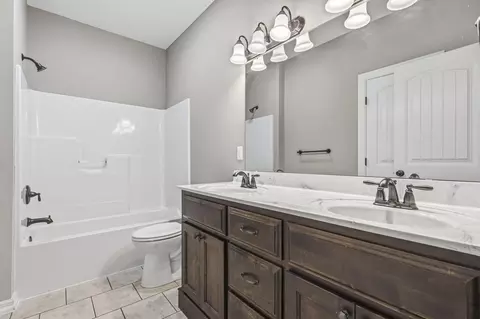 Bath - 831 N Grapevine Rd, Springfield, MO 65802 photo 3 of 5