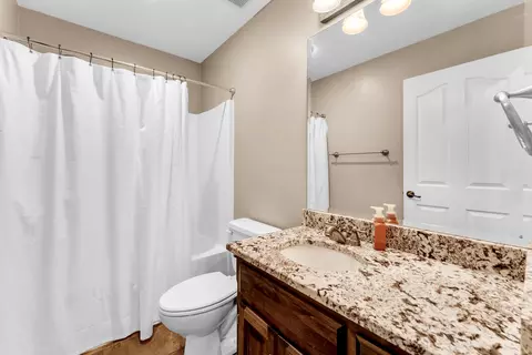 Bath - 5034 S Burrows Ave, Springfield, MO 65810 photo 5 of 5