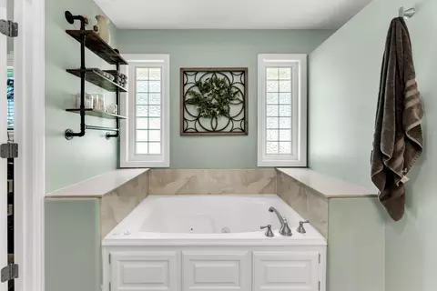 Bath - 5034 S Burrows Ave, Springfield, MO 65810 photo 3 of 5