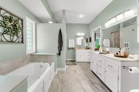 Bath - 5034 S Burrows Ave, Springfield, MO 65810 photo 2 of 5