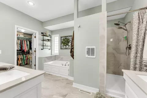 Bath - 5034 S Burrows Ave, Springfield, MO 65810 photo 4 of 5