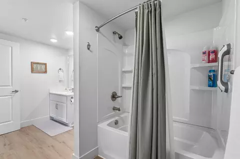 Bath - 403 Veterans Blvd #304, Branson, MO 65616 photo 2 of 4