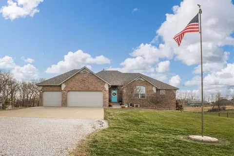 1054 W Itaska Rd, Nixa, MO 65714
