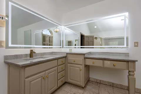 Bath - 6307 S Meadowview Dr, Ozark, MO 65721 photo 2 of 10