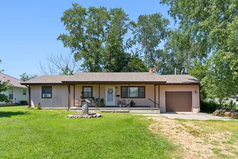 Exterior - 701 E Jackson St, Marshfield, MO 65706 photo 2 of 8