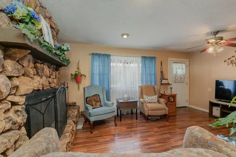 Living - 701 E Jackson St, Marshfield, MO 65706 photo 2 of 2