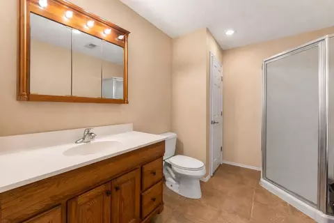 Bath - 340 Tall Oaks Dr, Branson, MO 65616 photo 2 of 3