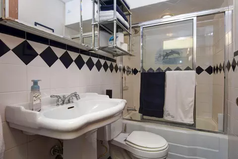 Bath - 2101 S Glendale Ave, Springfield, MO 65804 photo 2 of 4