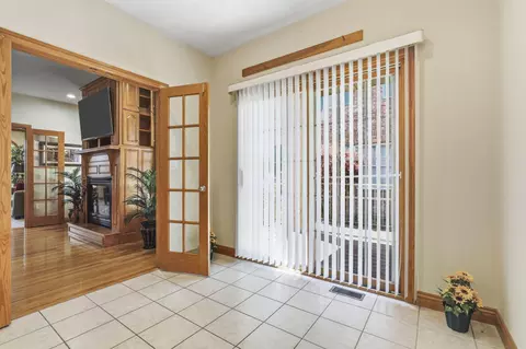 Entry Way - 2411 W Dearborn St, Springfield, MO 65807 photo 3 of 4