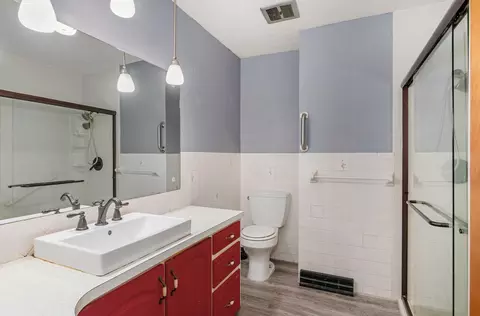Bath - 1249 Edgewood St, Springfield, MO 65804 photo 1 of 3