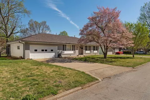 Exterior - 1249 Edgewood St, Springfield, MO 65804 photo 2 of 10