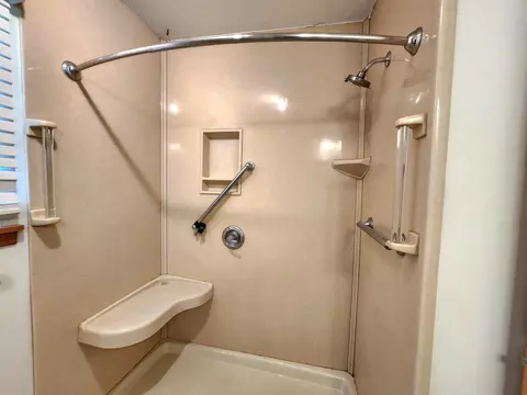 Bath - 1027 Edgewood St, Springfield, MO 65807 photo 7 of 9