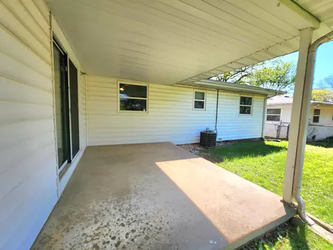 Exterior - 1027 Edgewood St, Springfield, MO 65807 photo 4 of 9