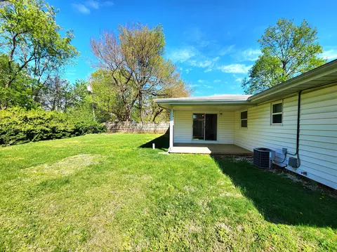 Exterior - 1027 Edgewood St, Springfield, MO 65807 photo 7 of 9