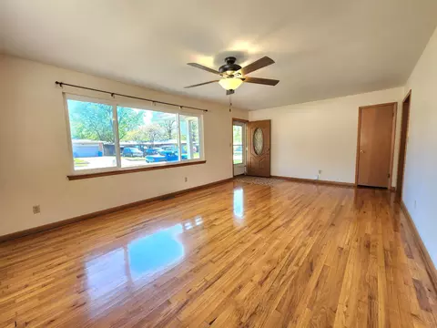 Living - 1027 Edgewood St, Springfield, MO 65807 photo 4 of 8