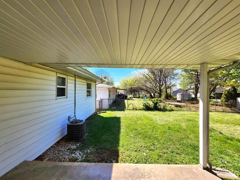 Exterior - 1027 Edgewood St, Springfield, MO 65807 photo 6 of 9