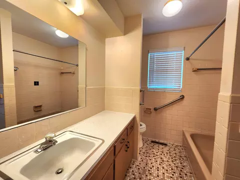 Bath - 1027 Edgewood St, Springfield, MO 65807 photo 2 of 9