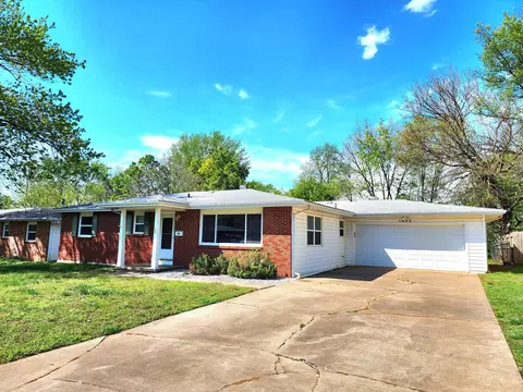 Exterior - 1027 Edgewood St, Springfield, MO 65807 photo 2 of 9