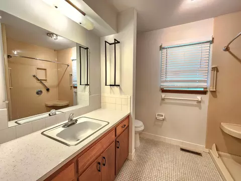Bath - 1027 Edgewood St, Springfield, MO 65807 photo 6 of 9