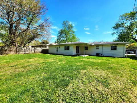 Exterior - 1027 Edgewood St, Springfield, MO 65807 photo 8 of 9