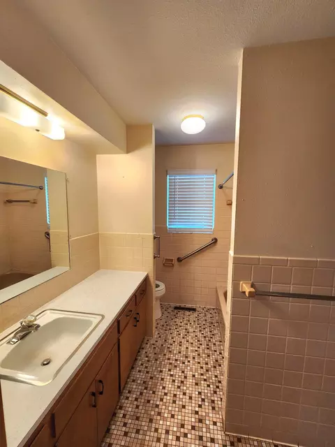 Bath - 1027 Edgewood St, Springfield, MO 65807 photo 3 of 9