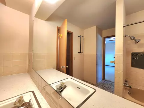 Bath - 1027 Edgewood St, Springfield, MO 65807 photo 1 of 9