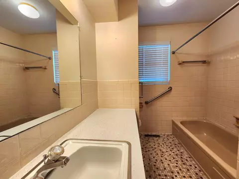 Bath - 1027 Edgewood St, Springfield, MO 65807 photo 4 of 9