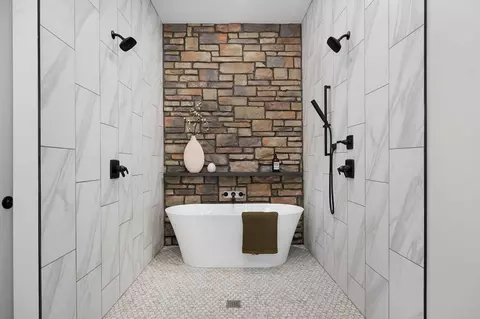 Bath - 1758 E Peartree Dr, Ozark, MO 65721 photo 3 of 8