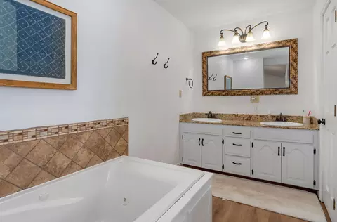 Bath - 4072 E Linwood St, Springfield, MO 65809 photo 2 of 5