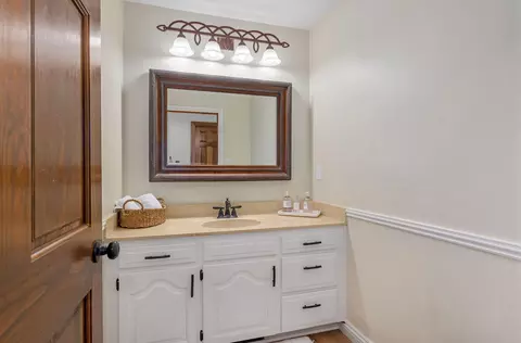 Bath - 4072 E Linwood St, Springfield, MO 65809 photo 1 of 5