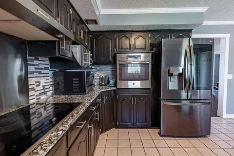 Kitchen - 3576 N Kossen Ln, Springfield, MO 65803 photo 6 of 7