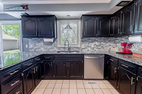 Kitchen - 3576 N Kossen Ln, Springfield, MO 65803 photo 4 of 7