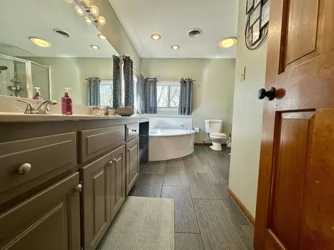 Bath - 1729 N Pine St, Marshfield, MO 65706 photo 2 of 5